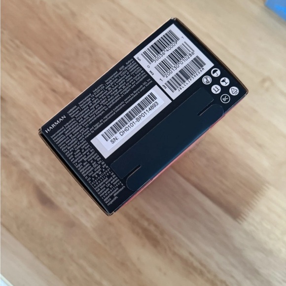 JBL Clip 5 Portable Bluetooth Speaker - Red NEW - Picture 2 of 5